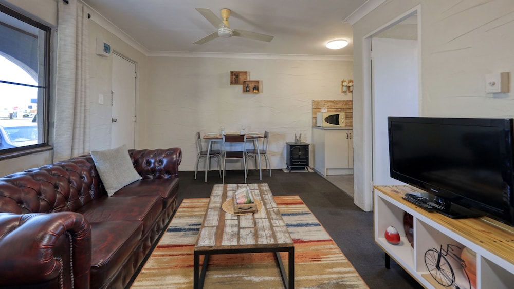 Standard Suite, 1 Bedroom, Non Smoking, Kitchenette (Twin Room) photo 2