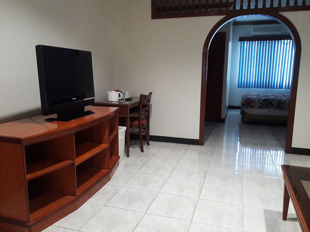 Basic Single Room, 1 Queen Bed photo 3