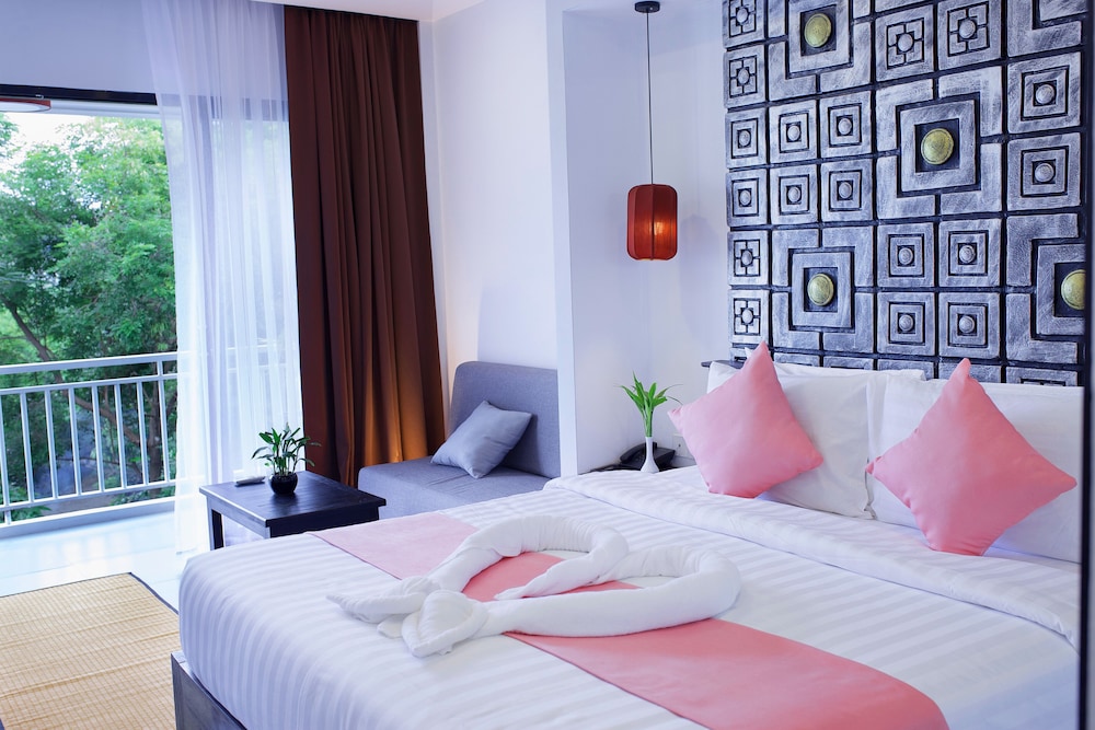 Deluxe Double Premium balcony with pool view