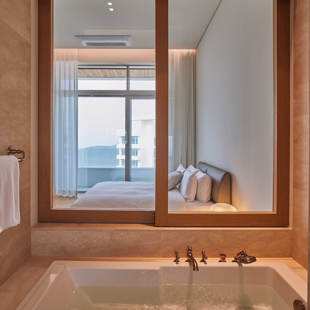 [Ice Rink Package for 4 people] Suite (High floor, Pool access for 4, Cooking not permitted)