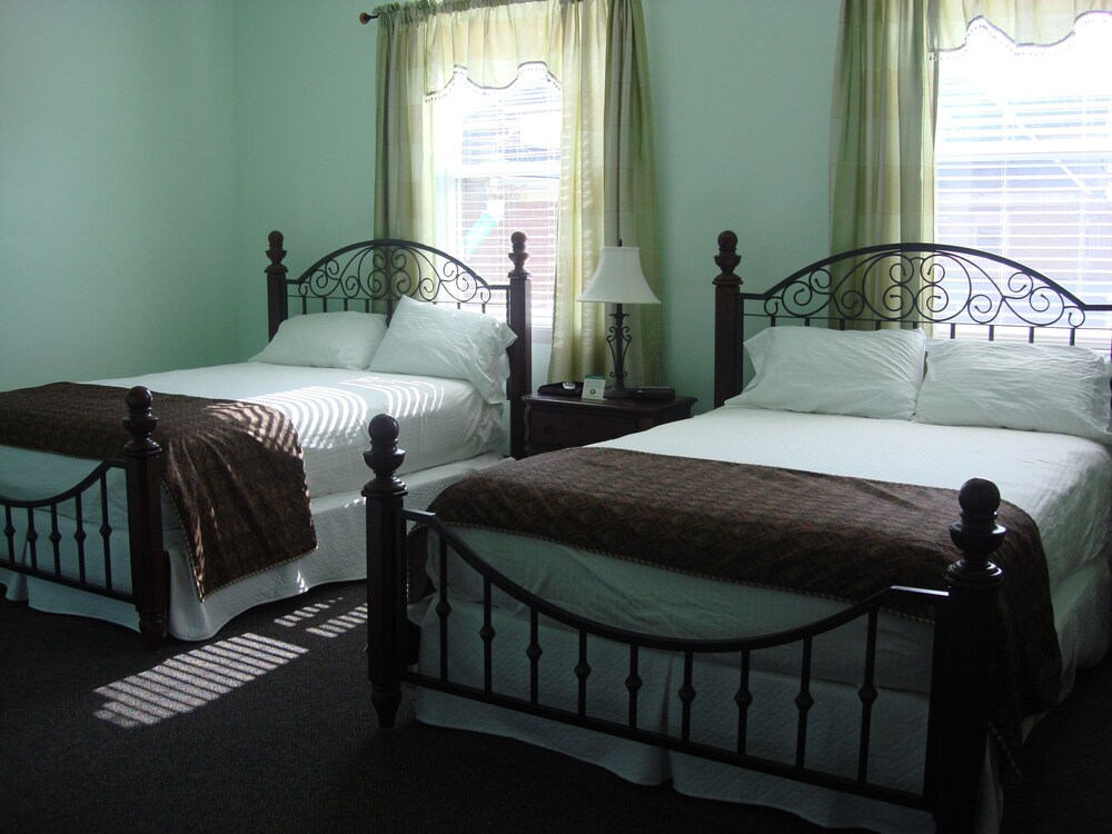 Room, 2 Queen Beds photo 2