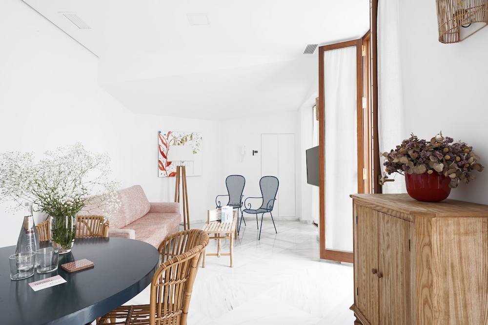 3 Bedroom Apartment - Photo 6