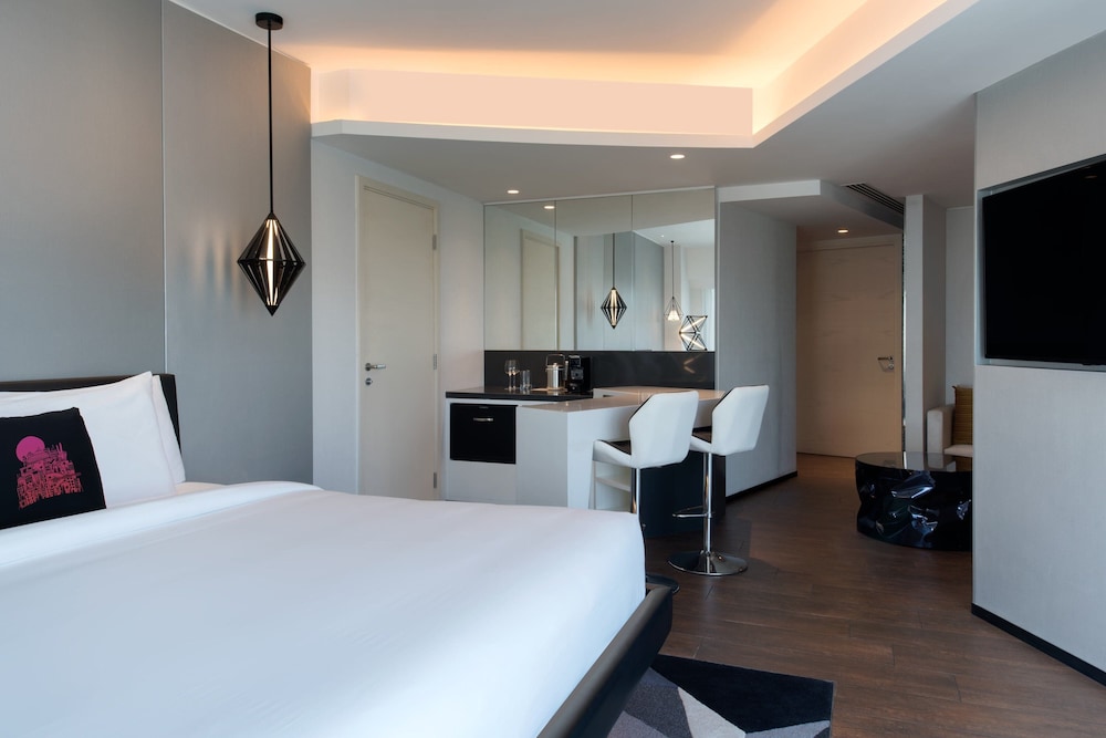 Premier Suite, 1 King Bed, Corner photo 2