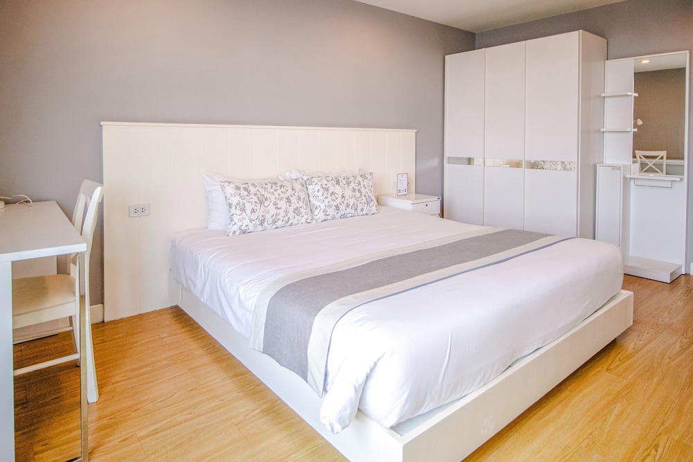 Deluxe Room, 1 King Bed photo 2