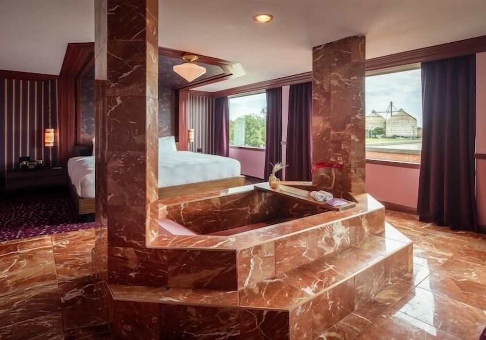 Suite, 1 King Bed, Bathtub, City View