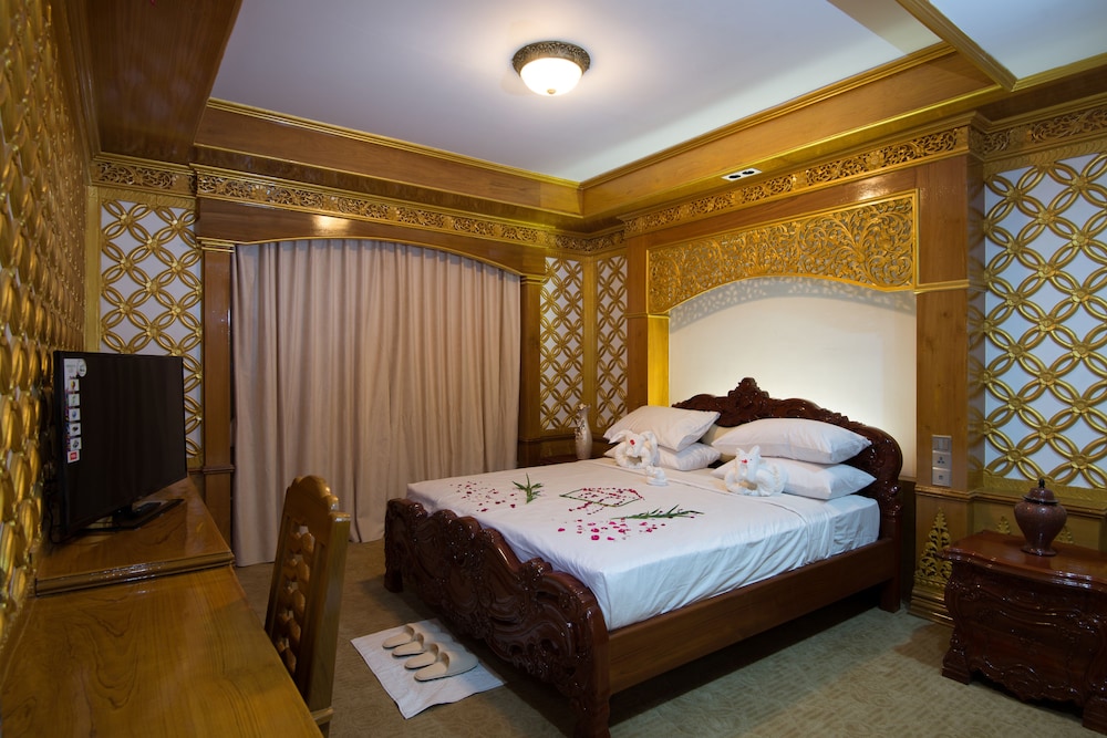 Royal Queen Room
