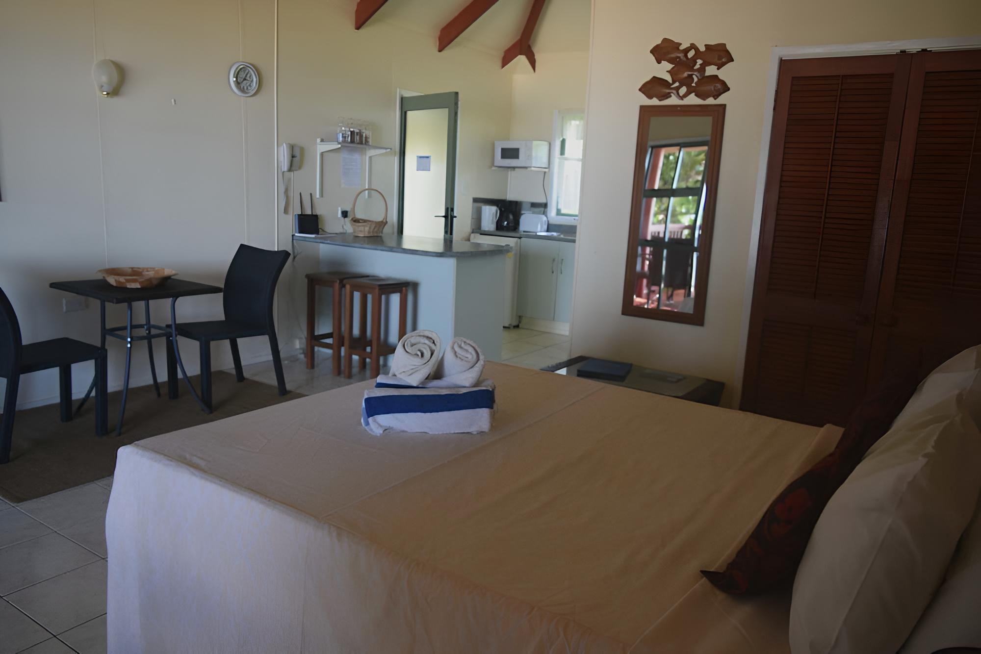 Comfort Bungalow, 1 Queen Bed, Beach View photo 2