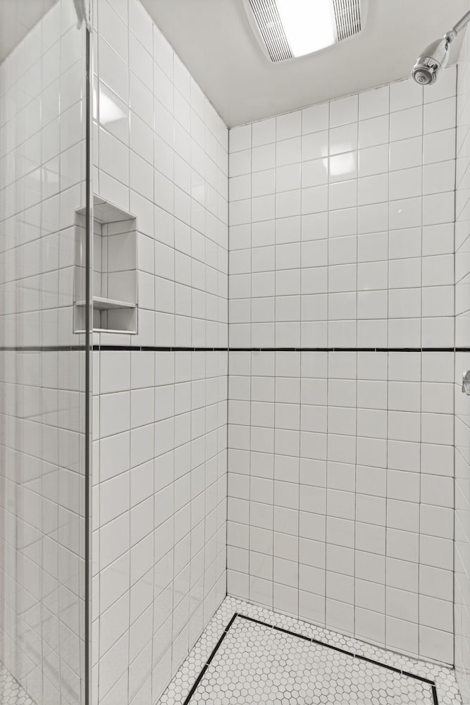 Room, 1 Double Bed (Shower and Sink, Shared Bathroom) thumbnail 5