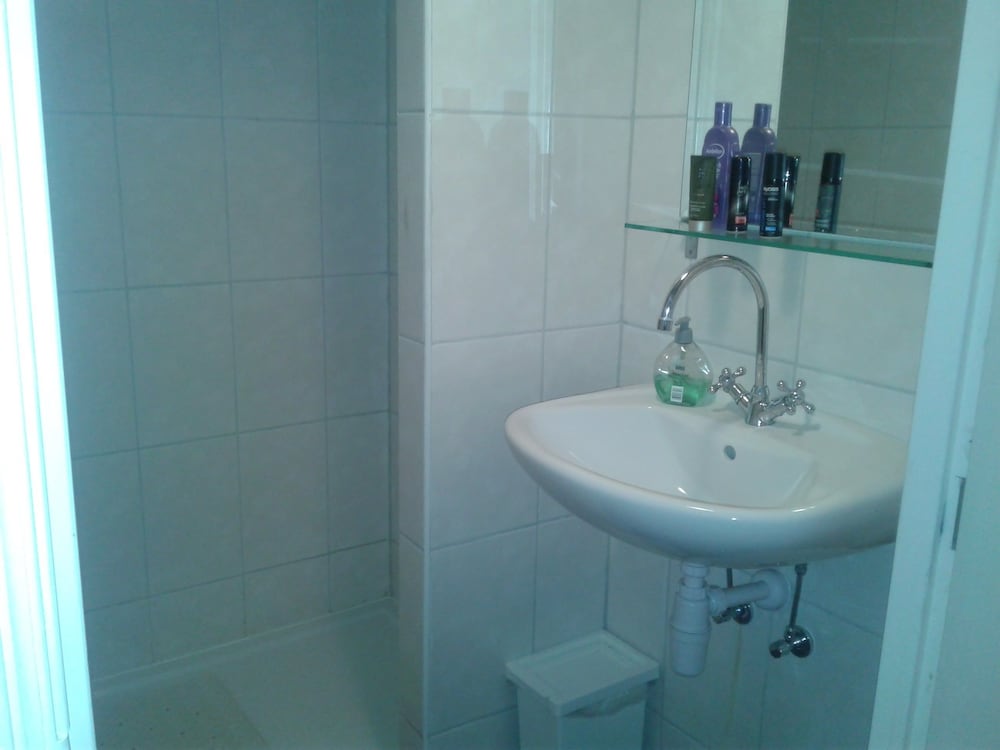 City Double Room, 1 King Bed, Shared Bathroom photo 2