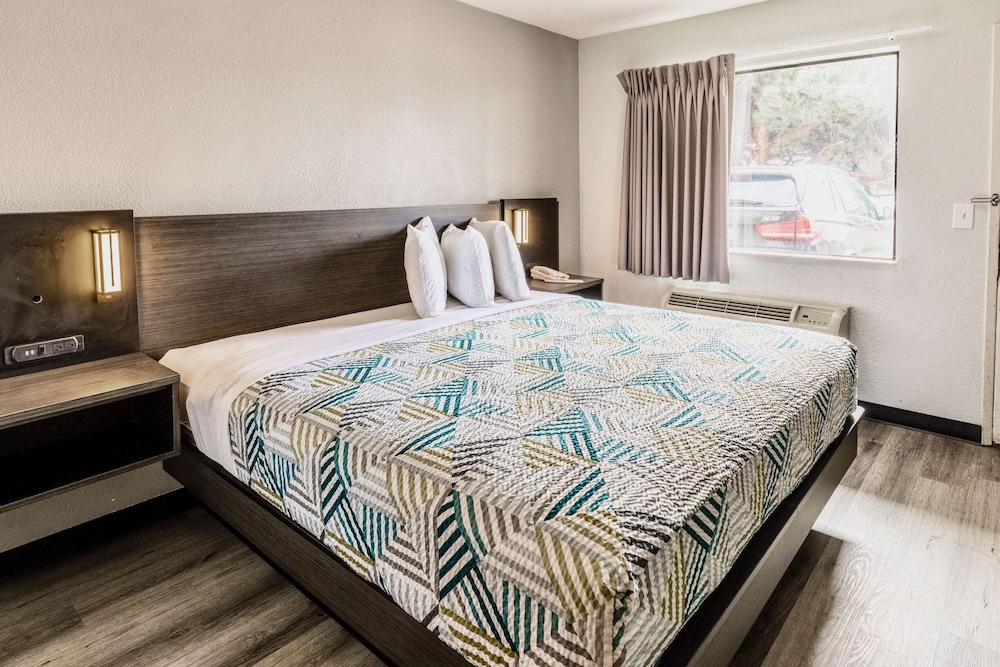 Standard Room, 1 King Bed, Smoking - Photo 1