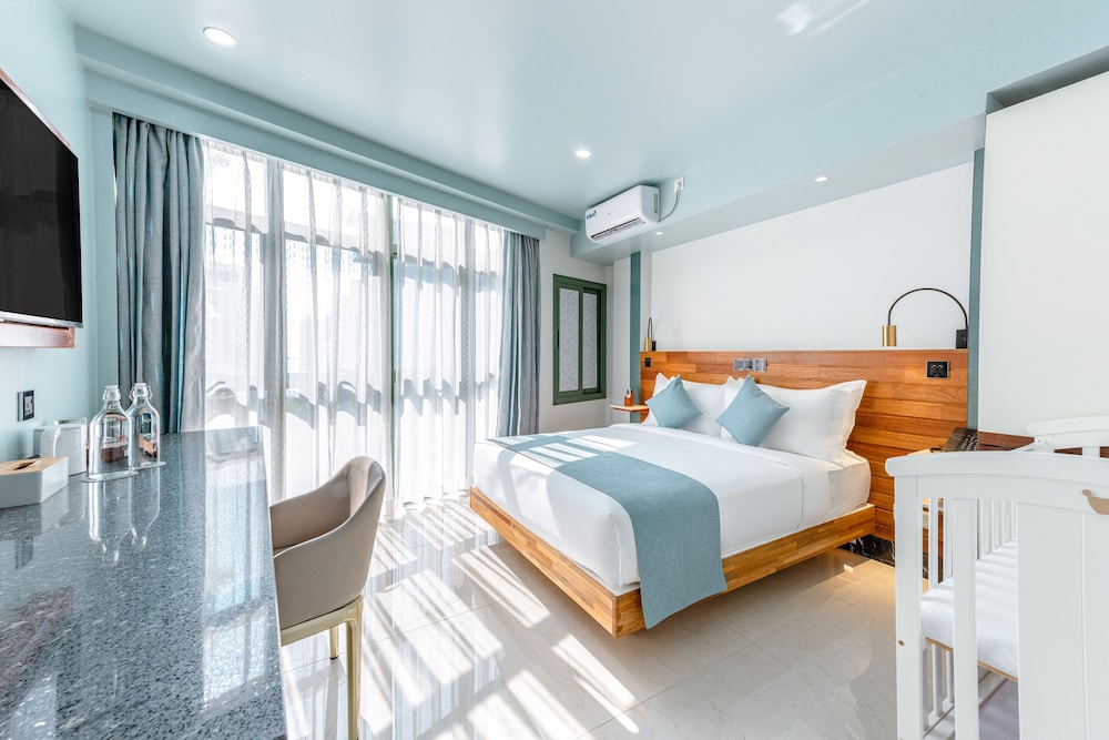 Suite, Partial Ocean View photo 2