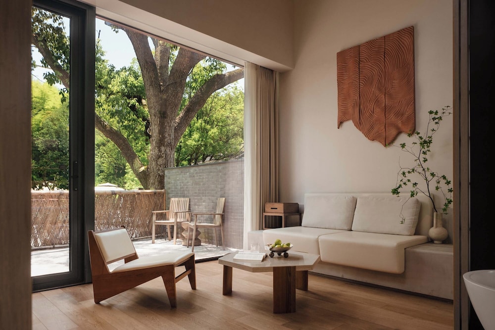 Basic Suite, Courtyard View
