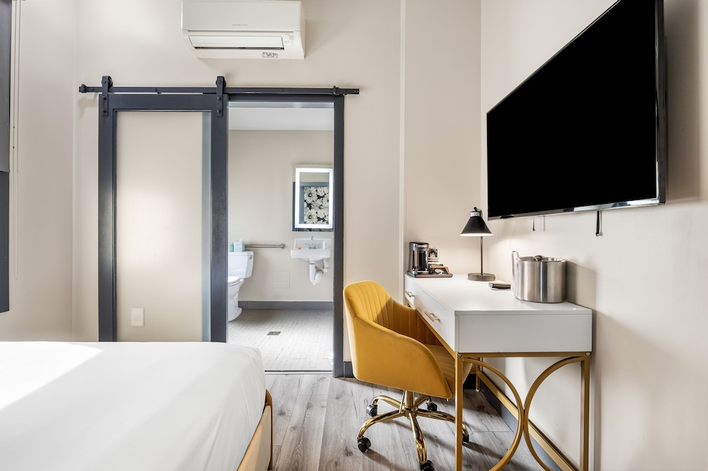 Standard Room, 1 Queen Bed, Accessible photo 3
