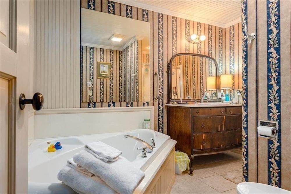 Luxury Room with Garden View, Nottinghamshire photo 3
