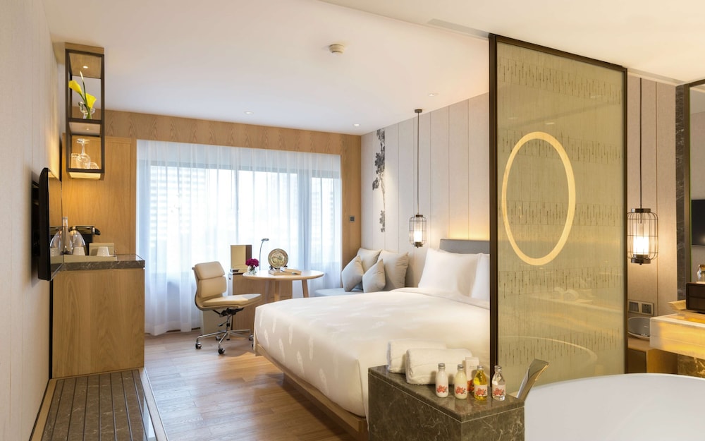 E500 Non-Smoking King Bed Room - Photo 1