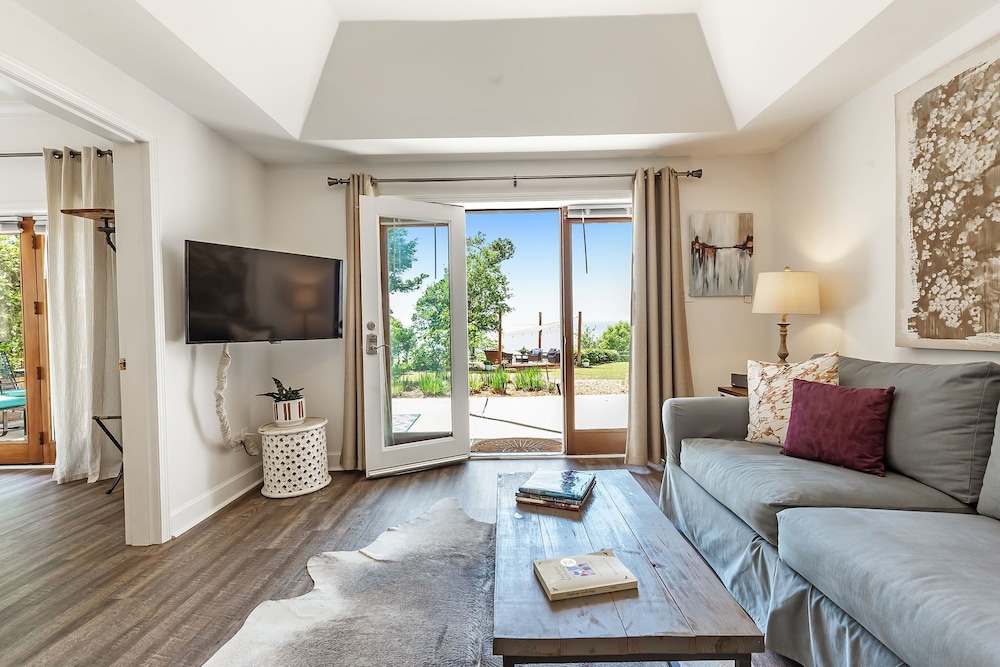 Dogwood Luxury Suite, 2 Bedrooms, Pets Allowed, Ground Floor