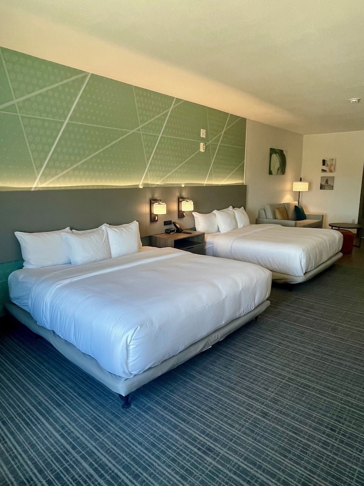 Suite, Non Smoking (Upgrade, 2 King Beds) - Photo 4