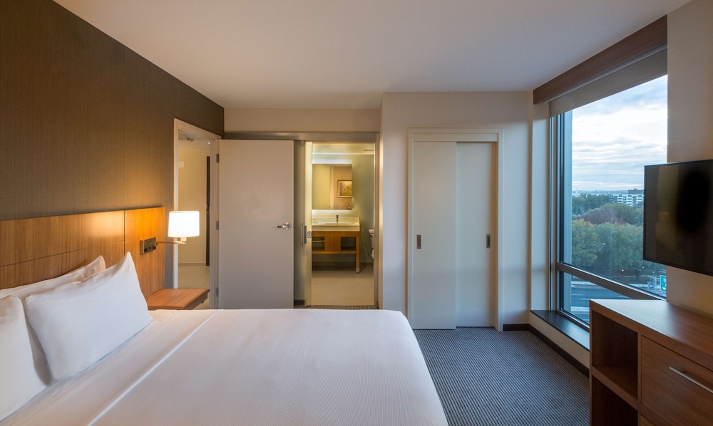 Suite, 1 King Bed with Sofa bed, Accessible, Bathtub photo 3