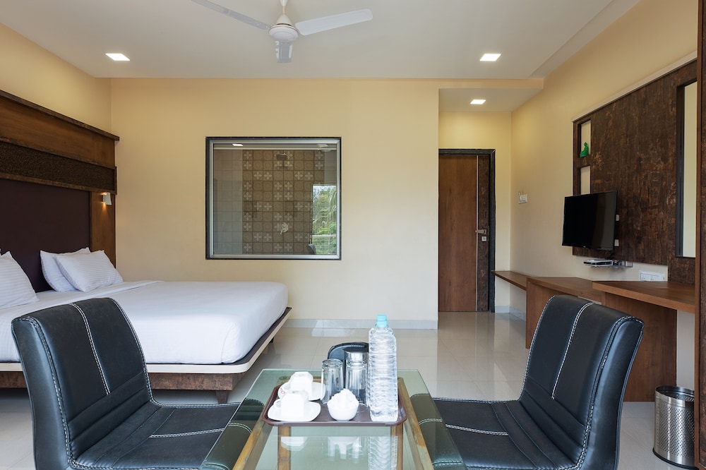 Executive Room, 1 King Bed, Smoking, Hill View