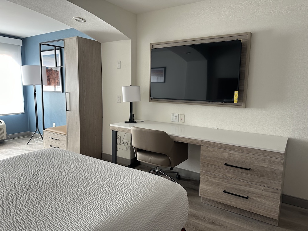 Studio Suite, 1 King Bed, Non Smoking - Photo 2