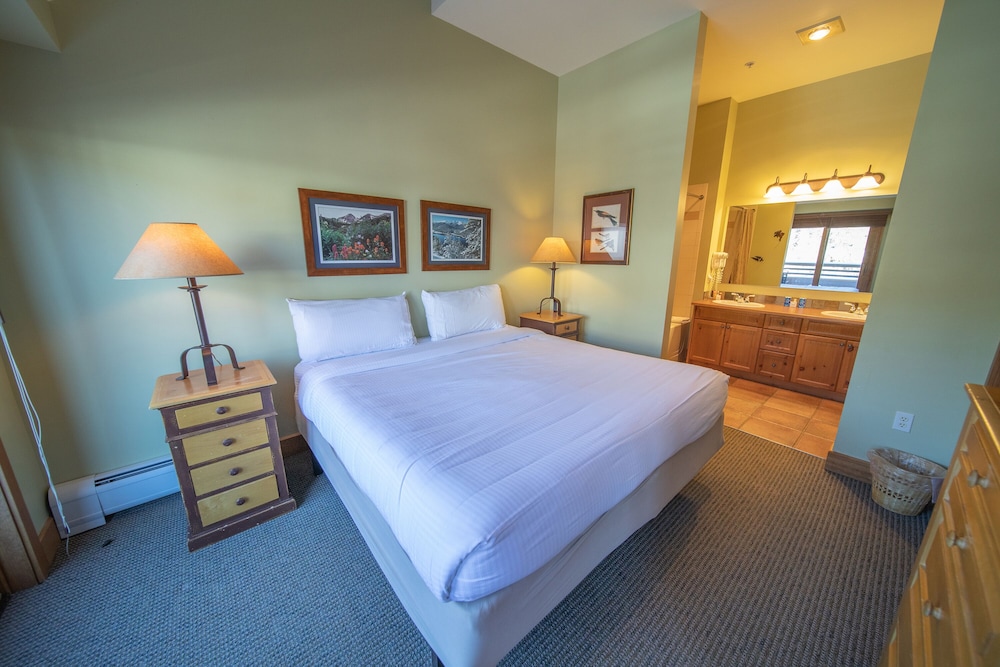 Signature Condo, 2 Bedrooms, Balcony, Mountain View (Springs 8910)