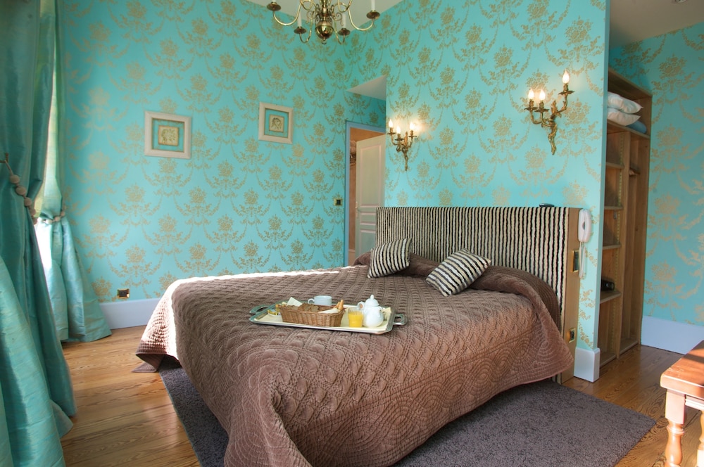 Traditional Suite, Bathtub, Garden View photo 2