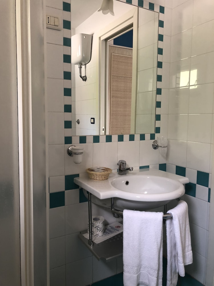 Superior Double or Twin Room - Photo 11