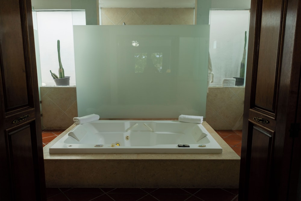 Premier Suite, 1 King Bed, Hot Tub photo 2