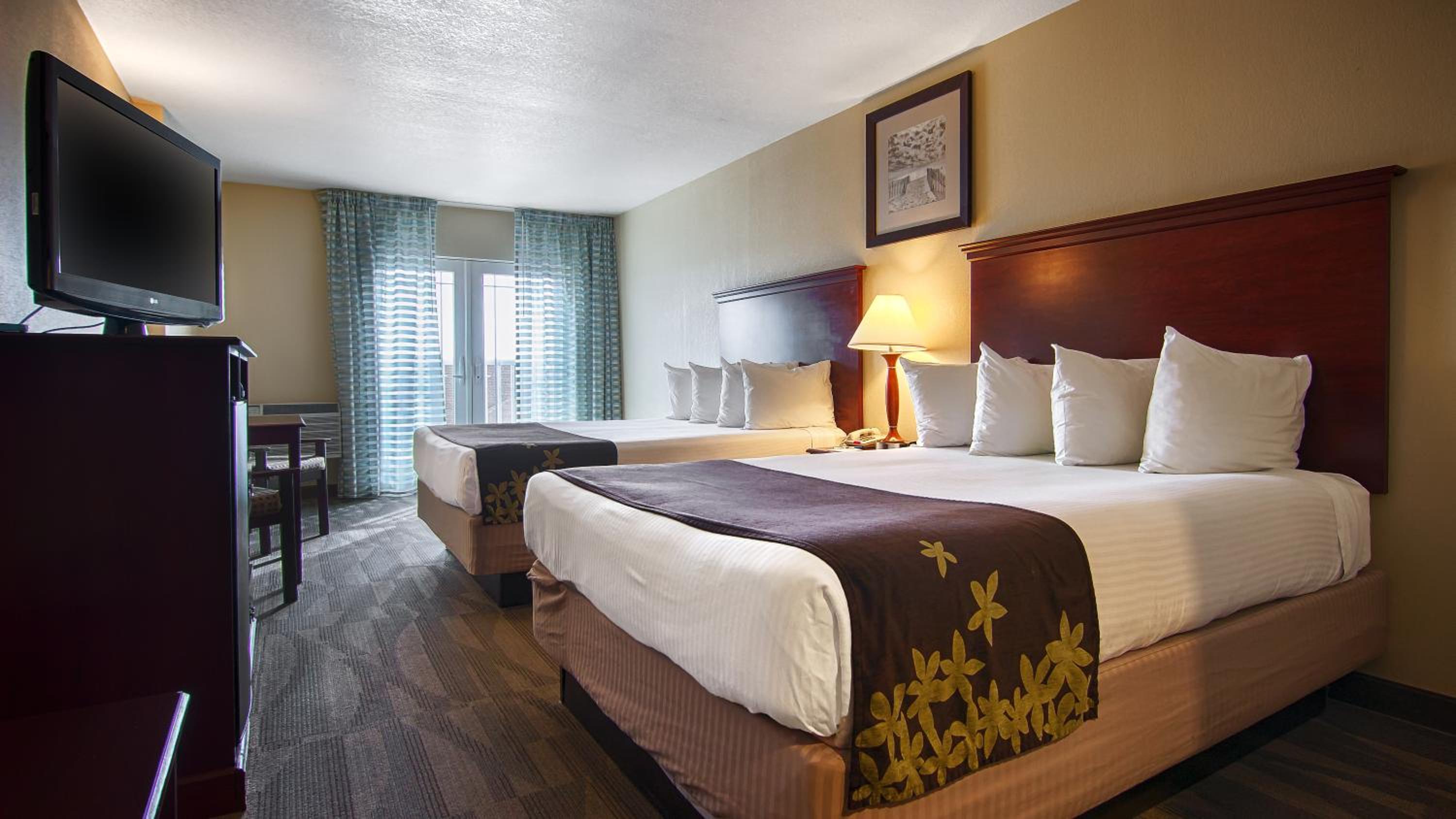 Queen Room with Two Queen Beds - Non-Smoking - Photo 5