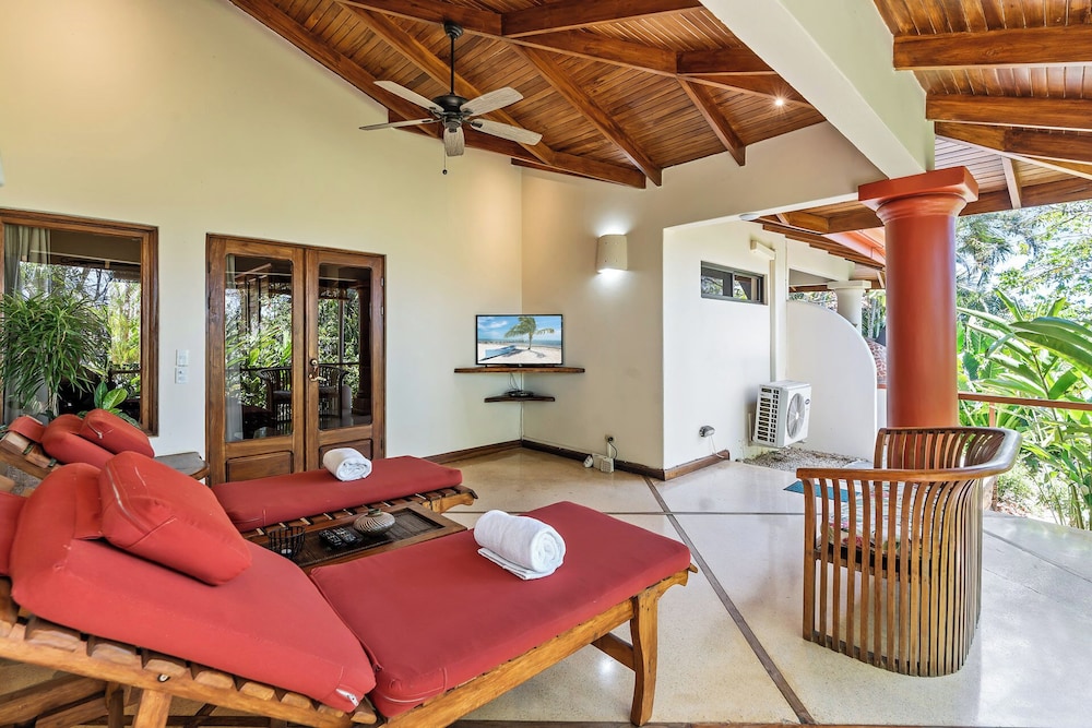 Deluxe Suite, 1 King Bed, Terrace photo 3