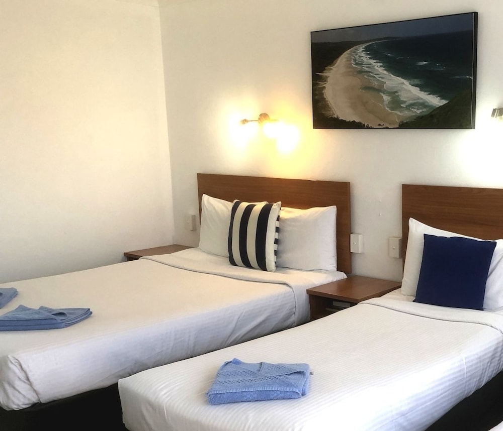 Basic Room (Queen and Single Bed) photo 2