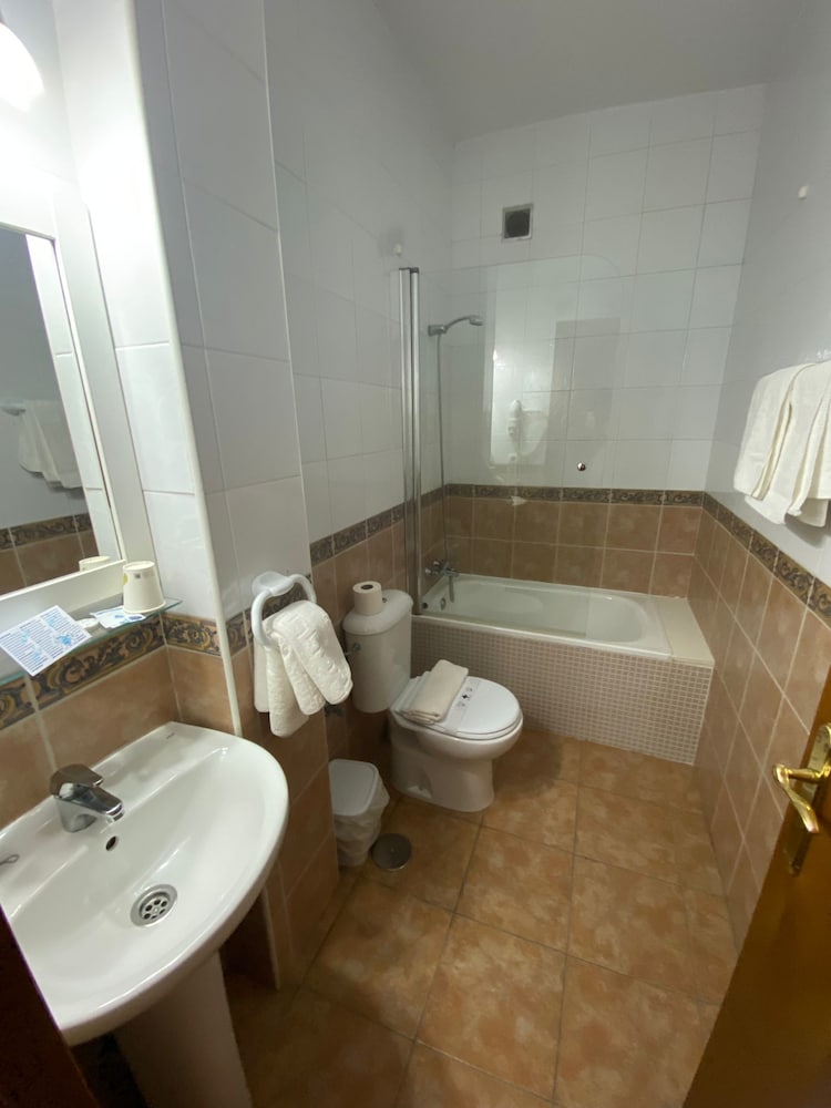Economy Twin Room, Private Bathroom photo 3