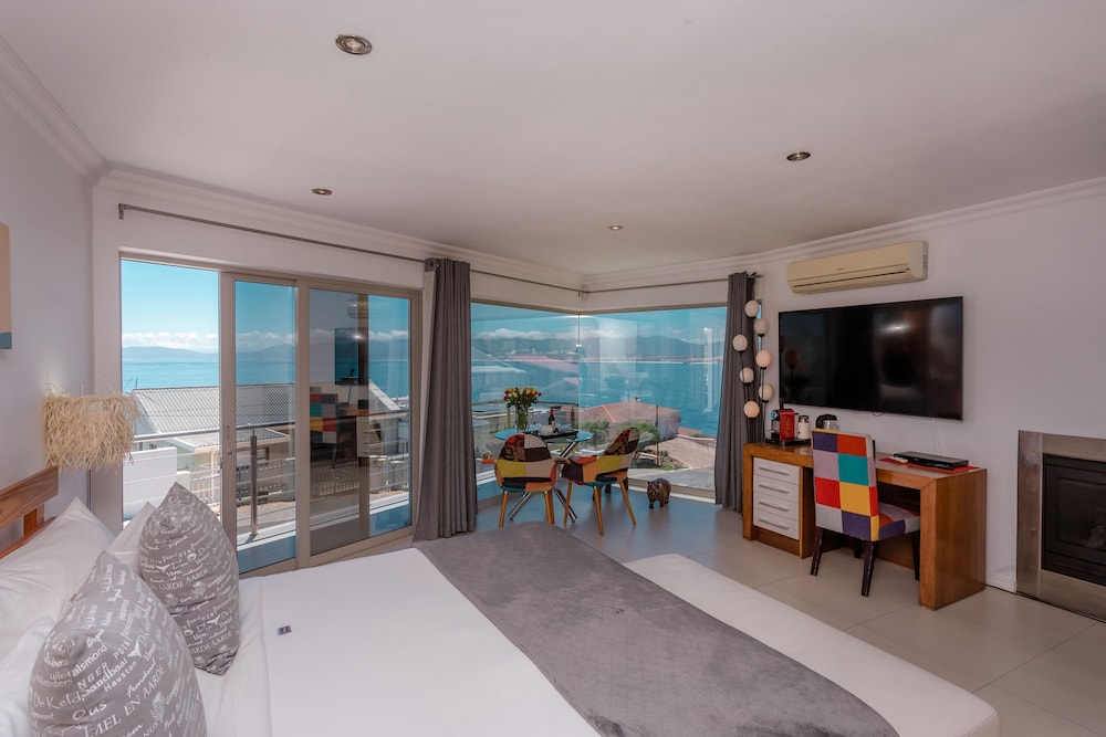 Honeymoon Suite - Photo 3