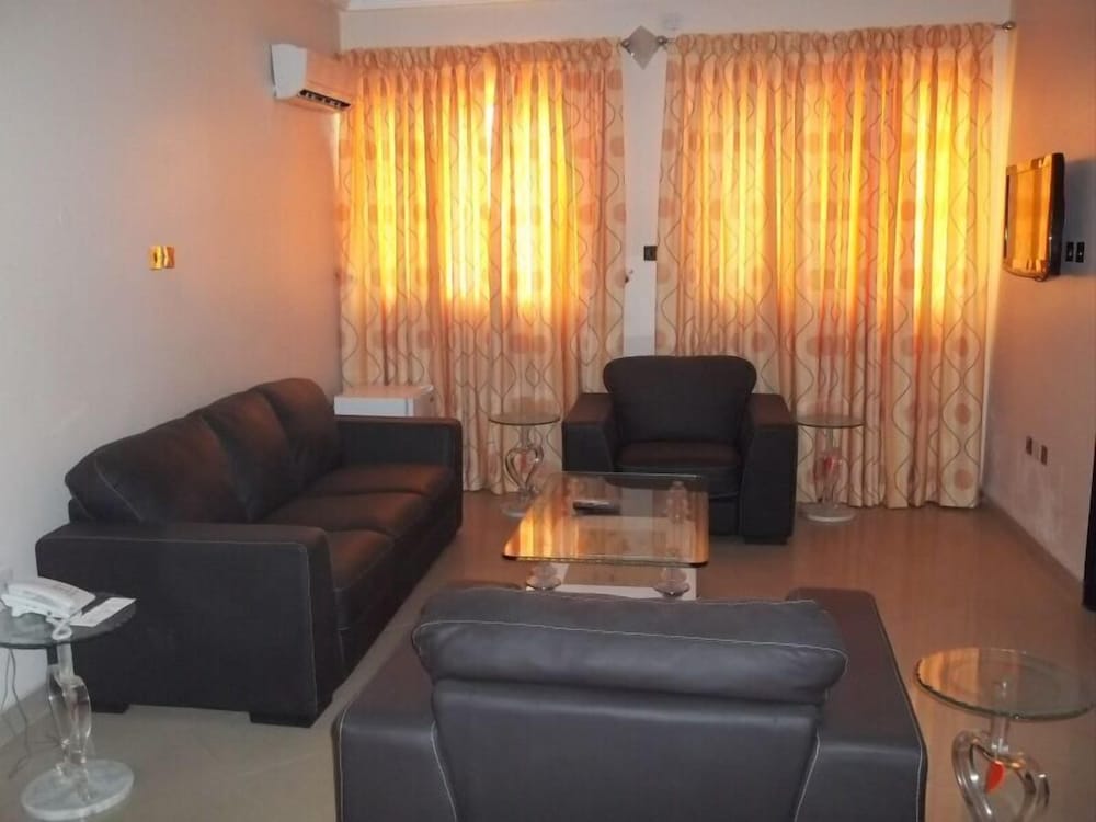 Signature Suite - Photo 2