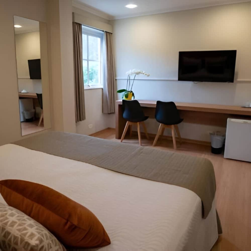 Available room thumbnail 6