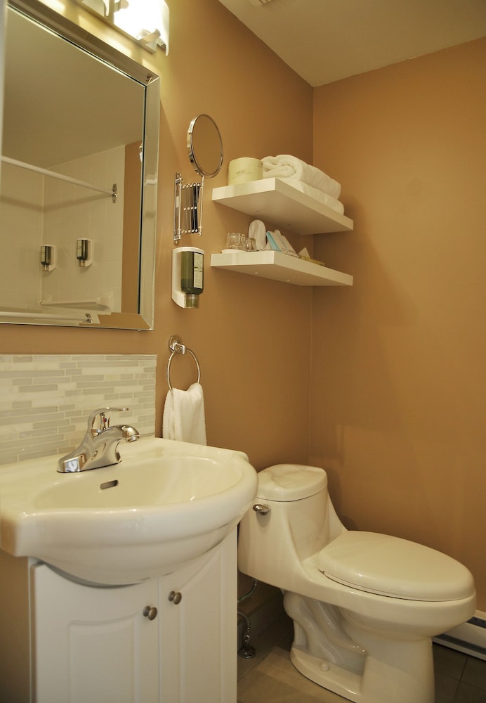 Quadruple room with 2 Queen Beds - Photo 3
