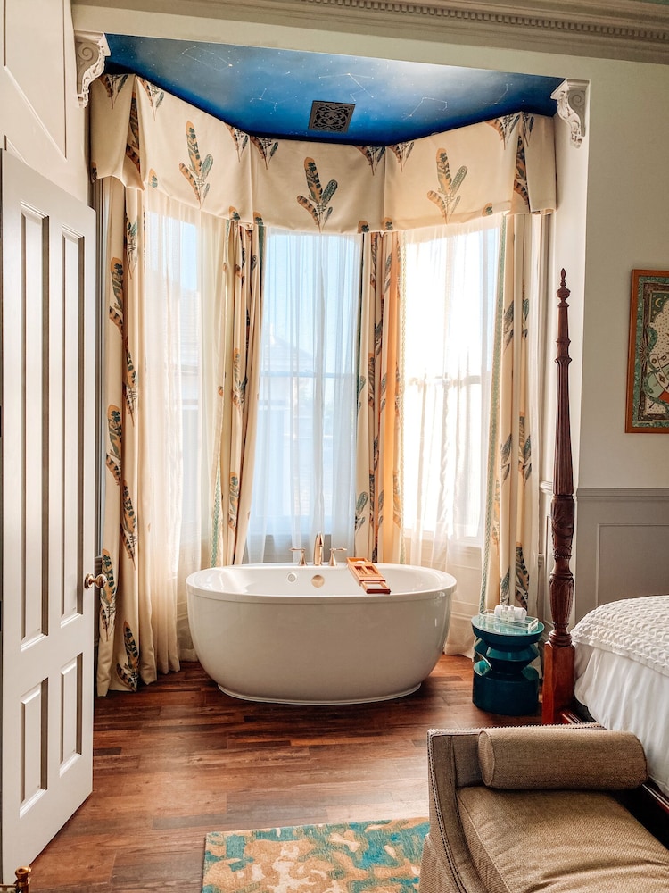 1 King Bed, Ensuite, (Bond Suite) photo 2