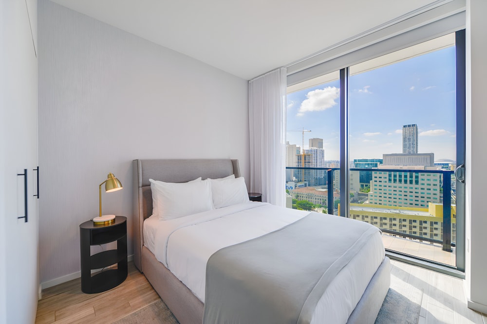 Luxury Condo photo 3