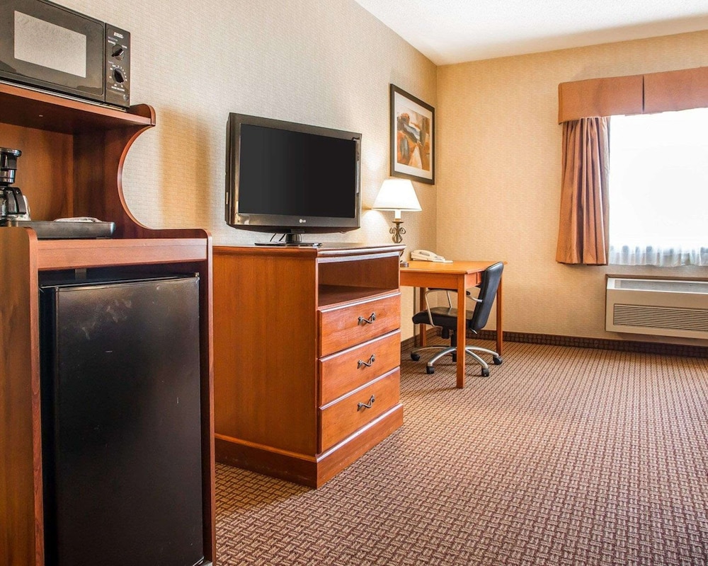 Standard Room, 1 King Bed, Non Smoking - Photo 3