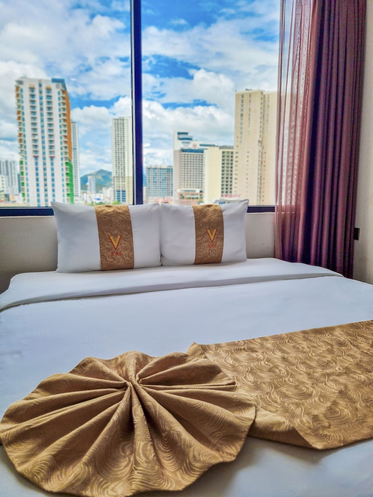 Family Room, 1 King Bed with Sofa bed, City View photo 2