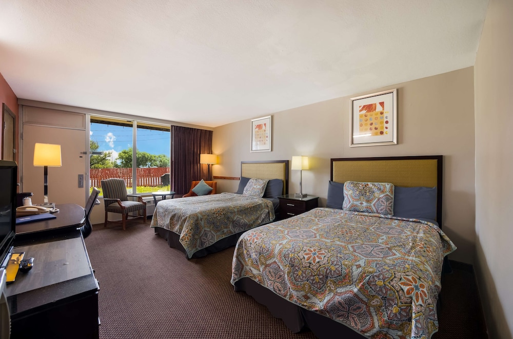Room, 2 Queen Beds - Photo 13