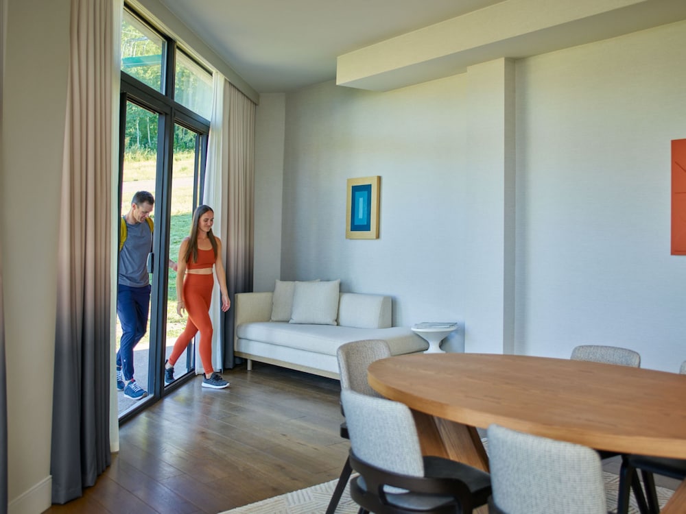 Suite, 1 Bedroom - Photo 2