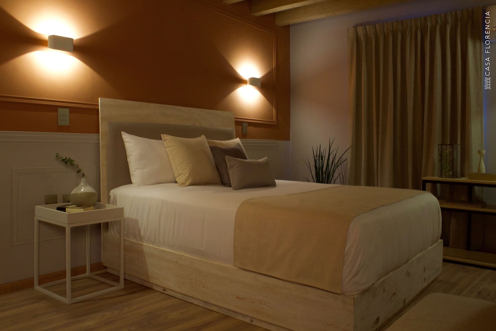 Deluxe Room, 1 Queen Bed (Berry) photo 1