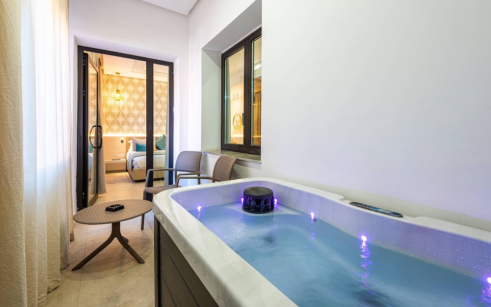 Double Room Hot Tub without Balcony thumbnail 5