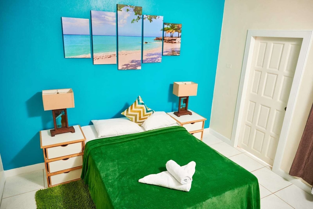 Standard Room, 1 Queen Bed photo 2
