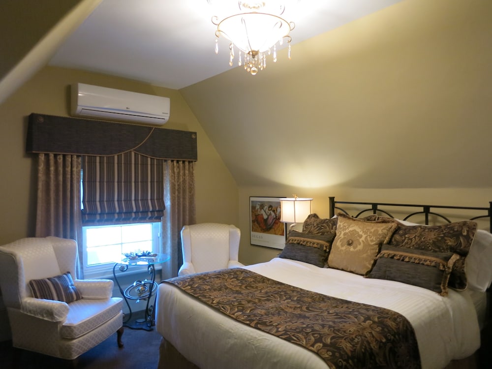 The Henley Suite - 1 Queen Bed (3rd Floor)
