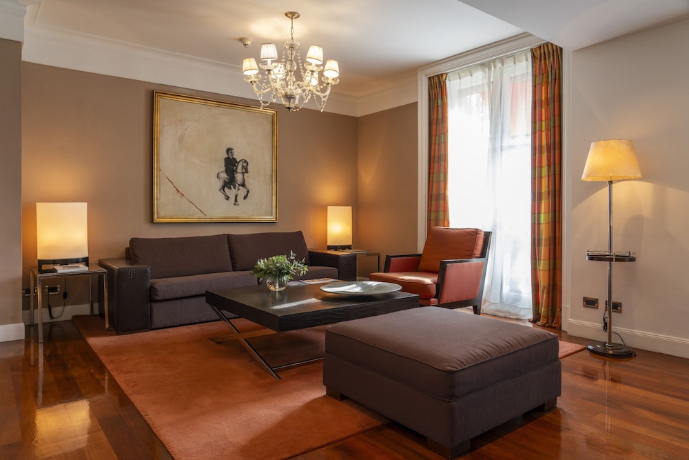 Suite, 1 King Bed (Palace) thumbnail 5