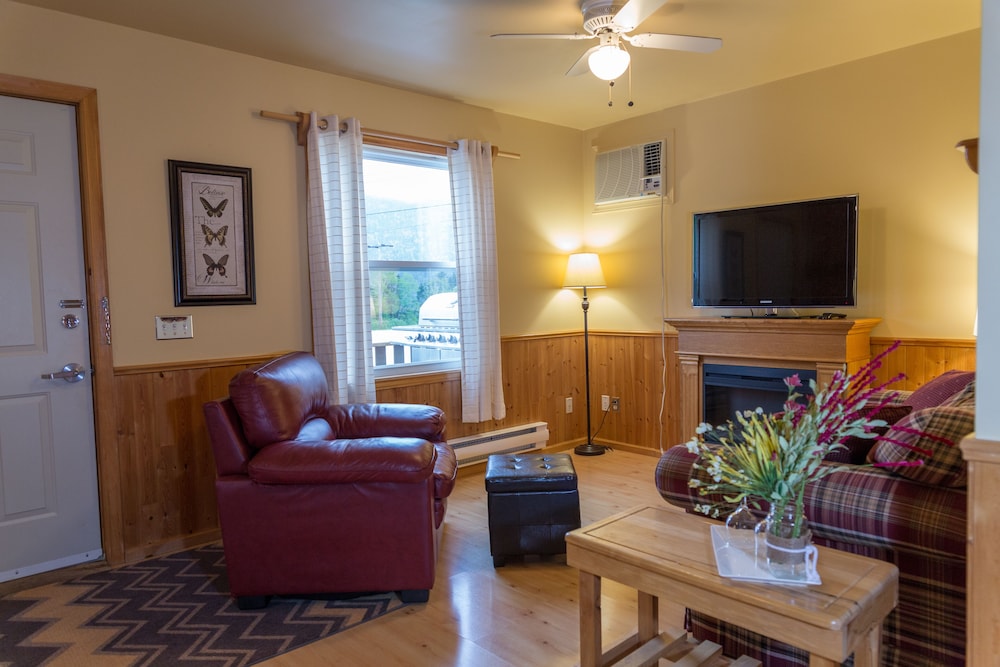 Honeymoon Cabin photo 2