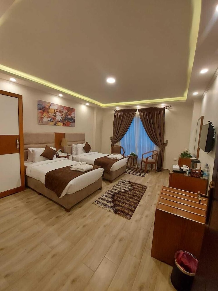 Classic Double Room, City View thumbnail 6