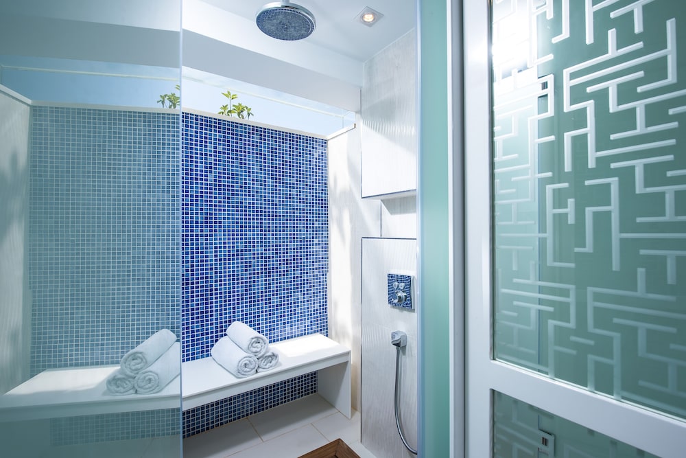 Island Suite with Garden View - Photo 4